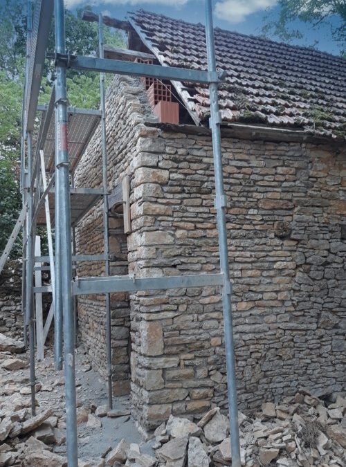 Maçonnerie extérieure création ouverture dans mur en pierre