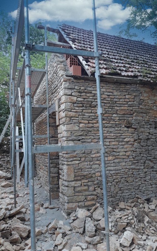 Maçonnerie extérieure création ouverture dans mur en pierre