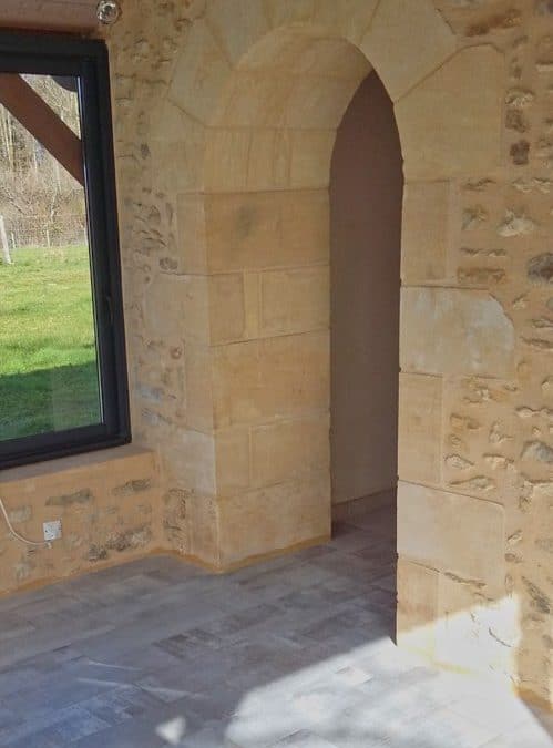 Maçonnerie intérieure création d’ouverture dans mur en pierre
